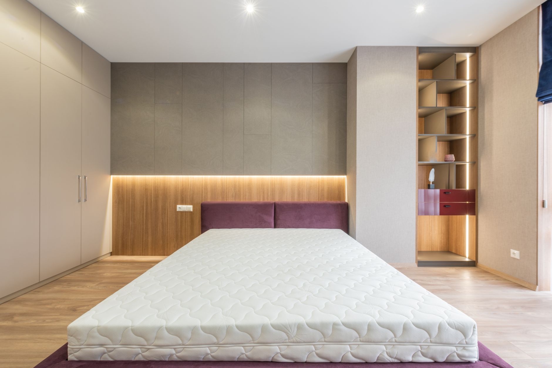 Nệm cho người béo phì trên 100kg - Modern interior design of empty bedroom with cozy king size bed without sheets and empty closets