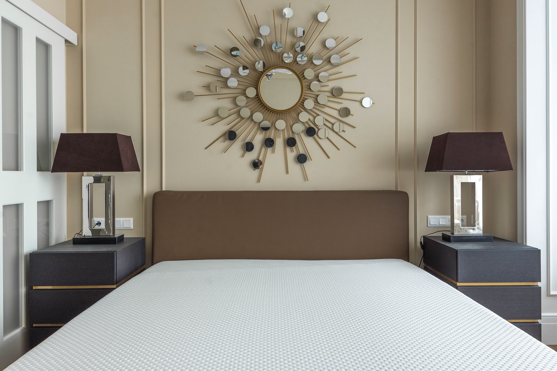 kéo dài tuổi thọ nệm - Modern bedroom featuring a minimalist design with stylish decor and furniture.