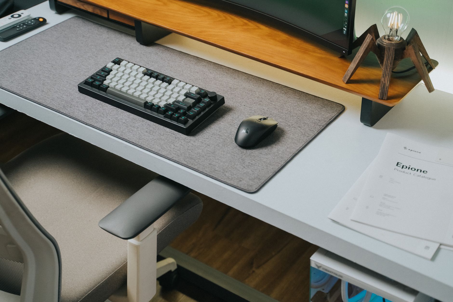 Nệm hỗ trợ cột sống cho dân văn phòng - Sleek office desk with wireless keyboard, mouse, and modern decor, perfect for tech enthusiasts.