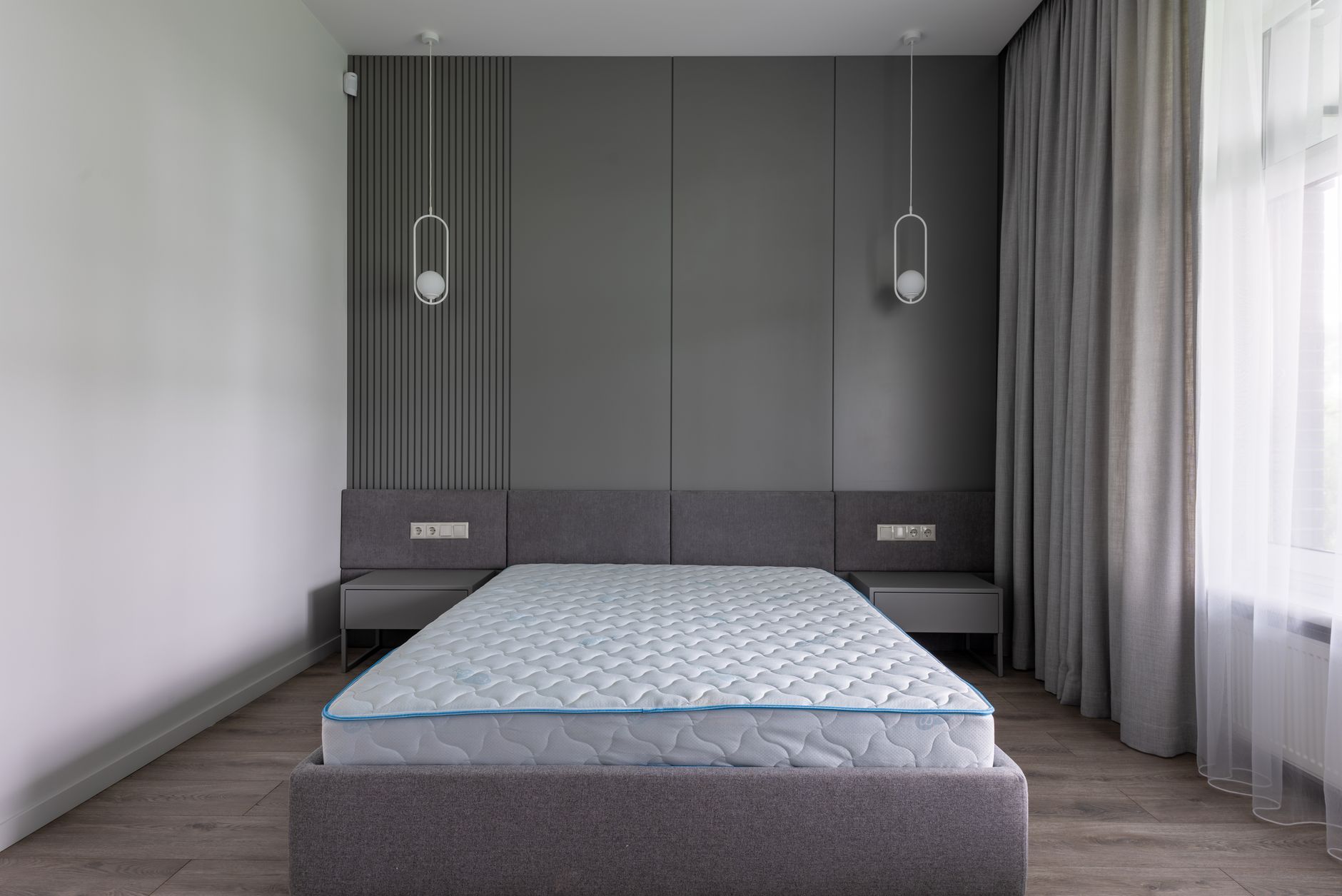 Nệm kháng khuẩn, nệm làm mát: công nghệ mới. - Comfortable bed with convenient modern mattress in contemporary interior of spacious gray bedroom