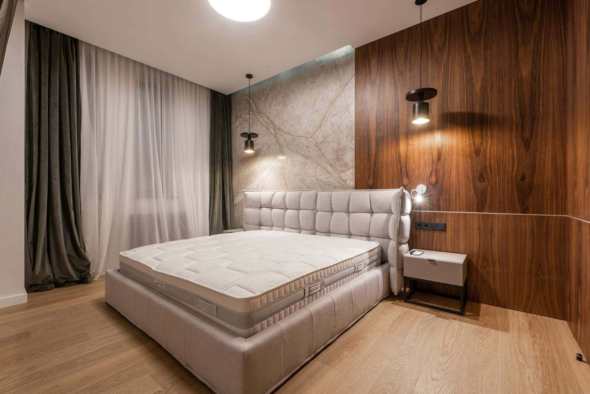 Nệm hơi, nệm nước, nệm thông minh – các dòng nệm đặc biệt. - Comfortable soft empty bed placed in stylish modern bedroom in contemporary apartment in minimalistic style