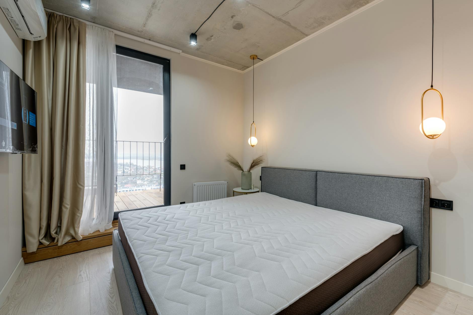 Các dấu hiệu nệm đã hư và cần thay mới - Minimalist bedroom featuring modern furnishings and stylish lighting, ideal for contemporary living.