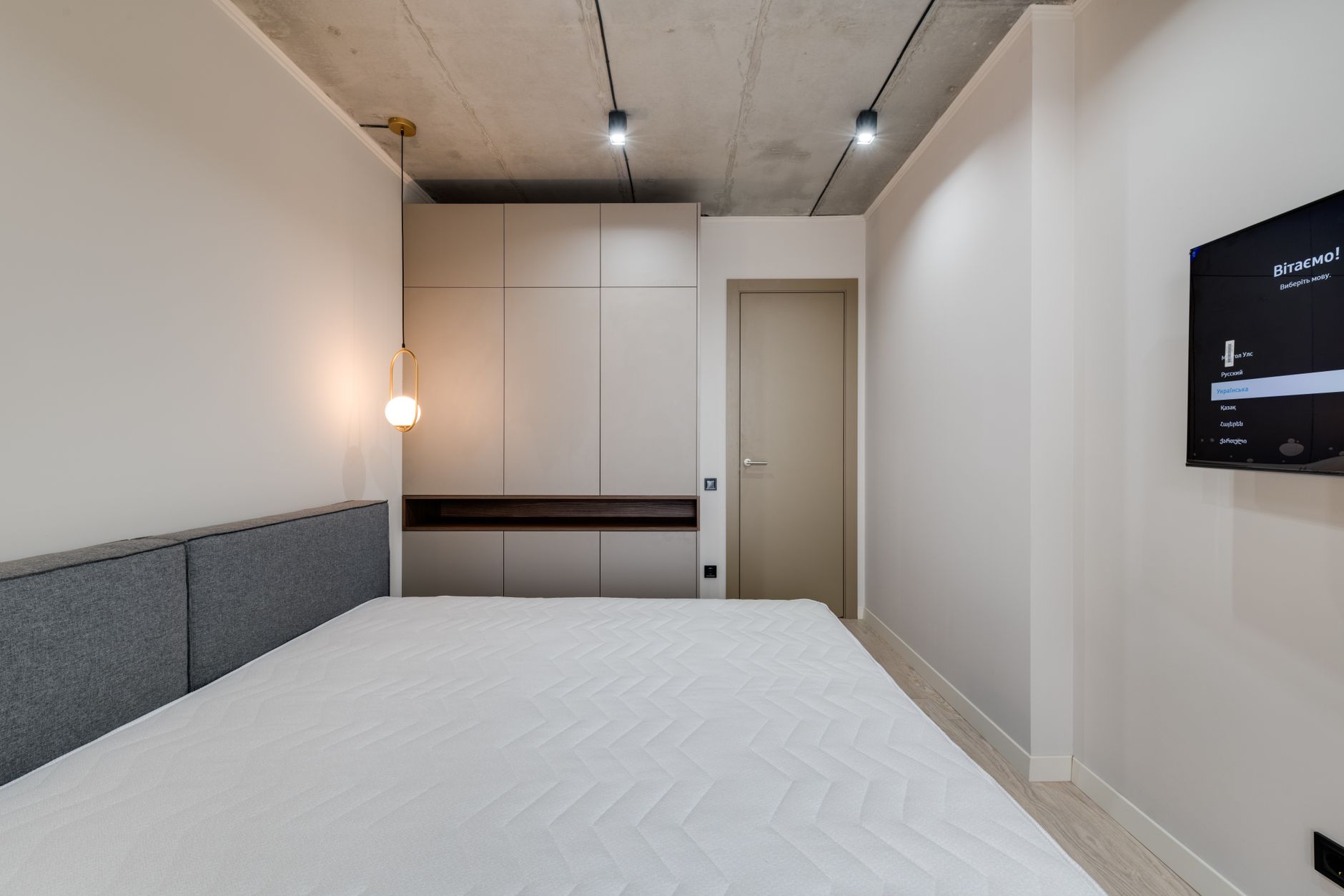 kéo dài tuổi thọ nệm - A sleek and modern minimalist bedroom featuring a bed, furniture, and ambient lighting.